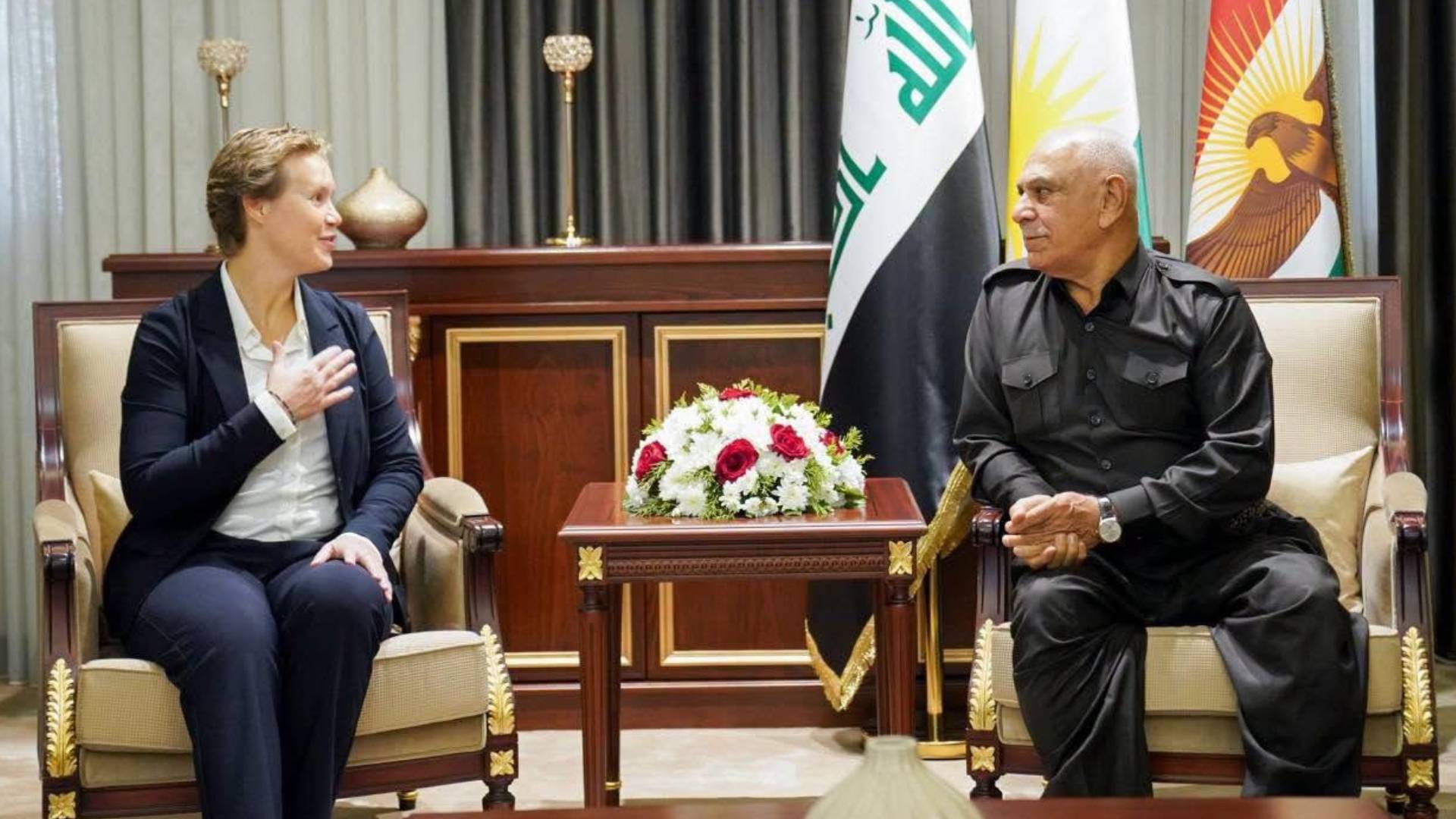 ضرورة معالجة القضايا عبر الحوار وفي إطار الدستور